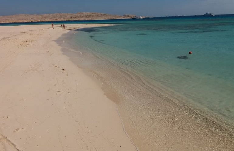 Exklusive El Gouna Bootstour: Privater Ausflug auf eine einsame Insel mit Schnorcheln