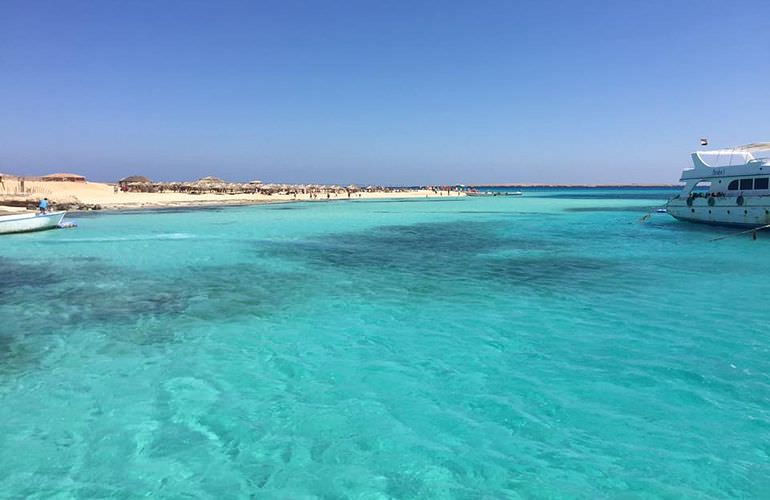 Exklusive El Gouna Bootstour: Privater Ausflug auf eine einsame Insel mit Schnorcheln