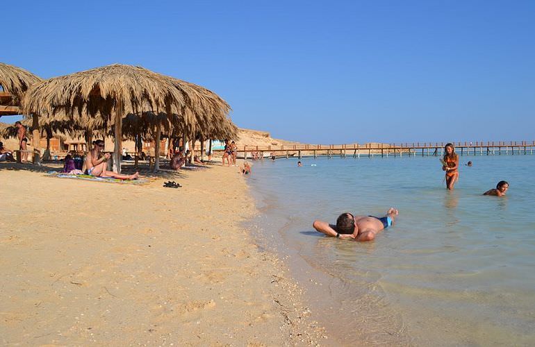 Ganztagestour von El Gouna zur Orange Bay Insel im großen Boot