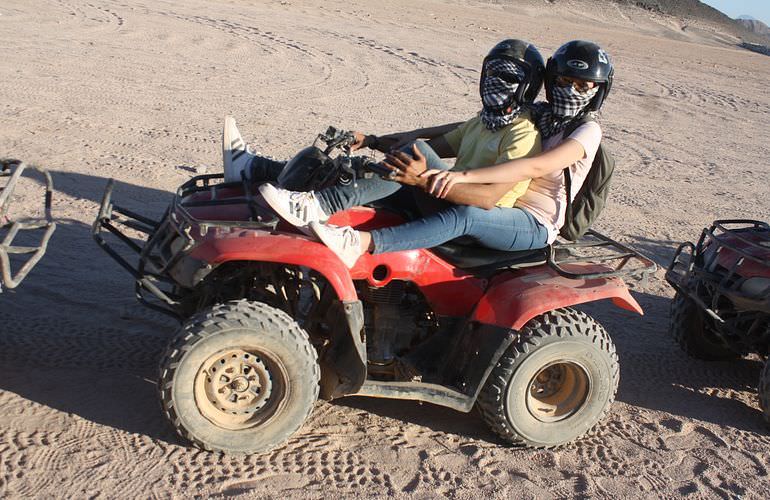 Quad Safari am Morgen durch die Wüste von El Gouna mit Kamelreiten