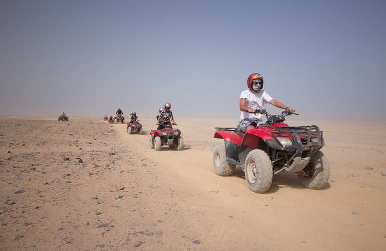 Quad Safari am Morgen durch die Wüste von El Gouna mit Kamelreiten